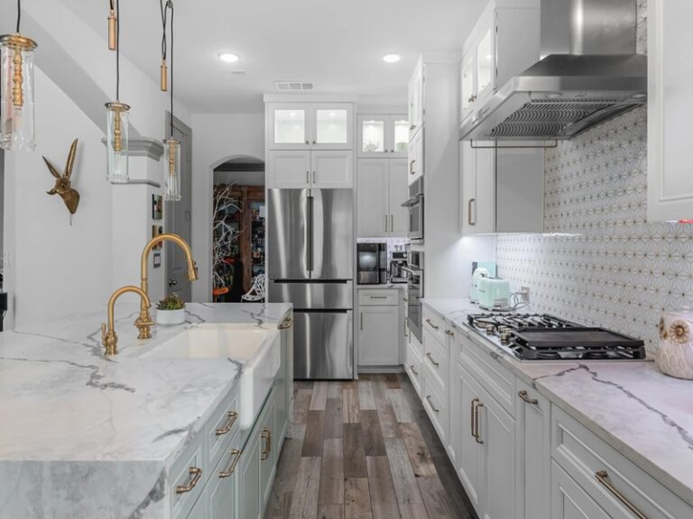 kitchen cabinet installer 768x576